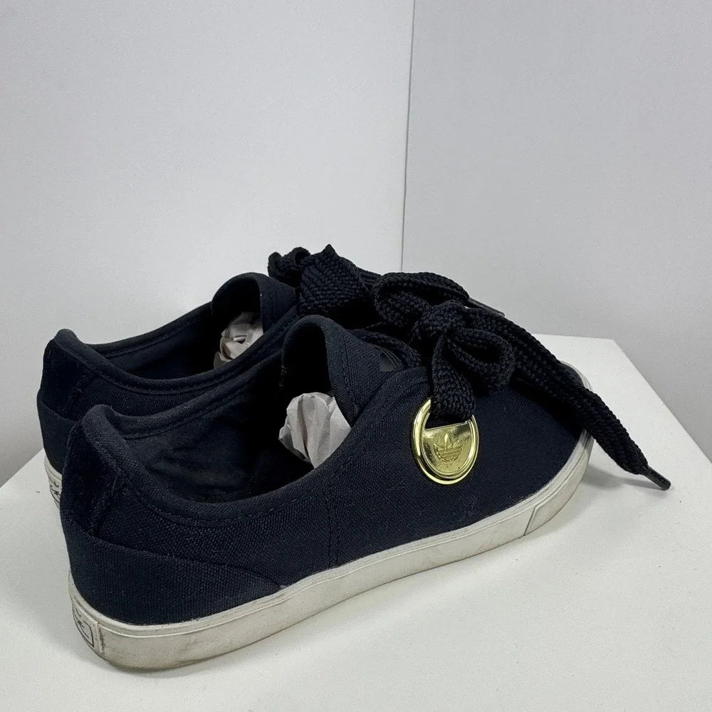 adidas Sleek Low Sneaker Womens Size 7 Black‎ Ribbon Bow Gold Badge FV0741